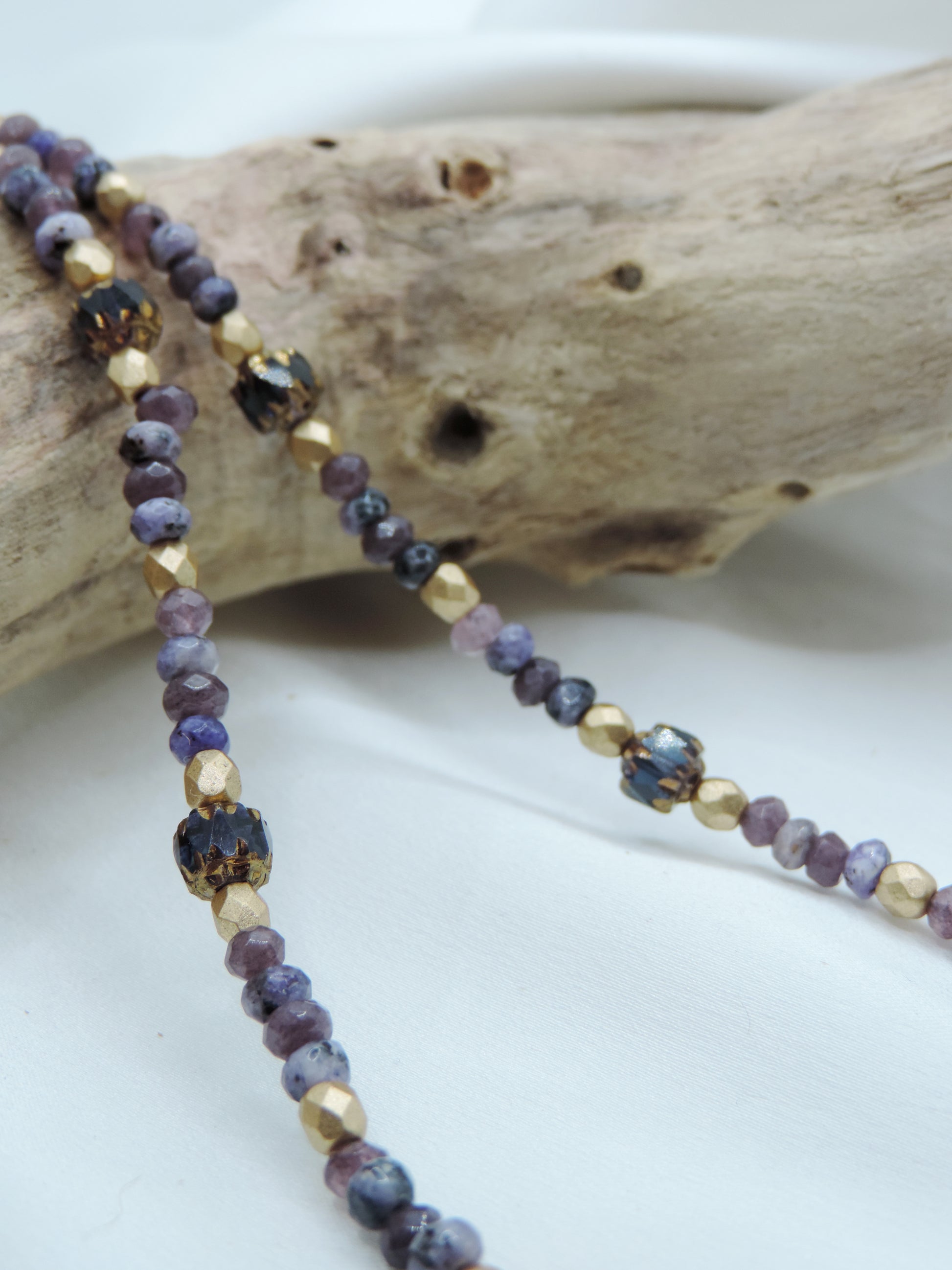 Collier boho chic discret fin en perles de pierres naturelles et acier inoxydable plaqué or