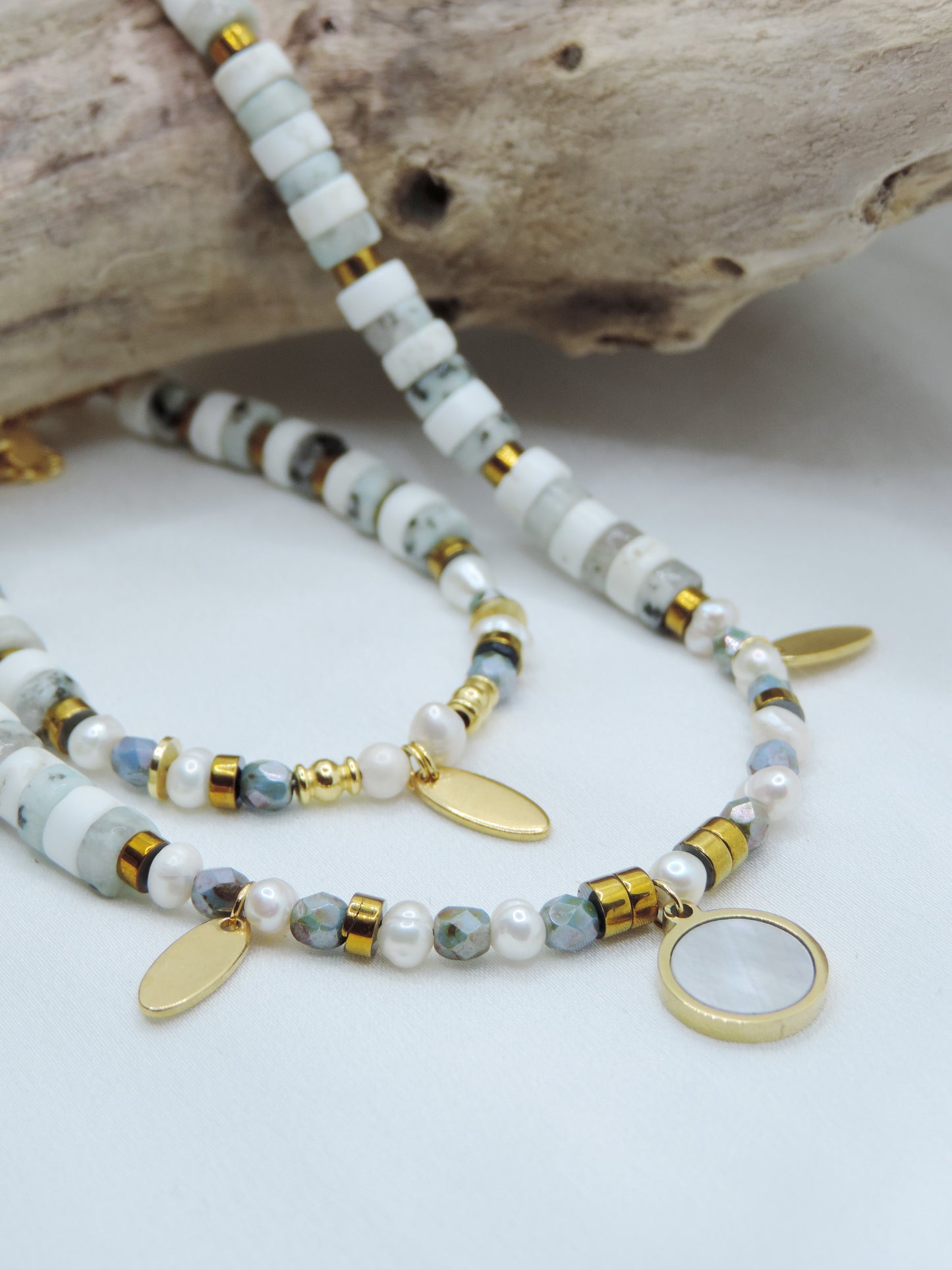 Collier Gaia et bracelet Adria en acier inoxydable et pierres naturelles bleu et blanche jaspe et pendentif nacre