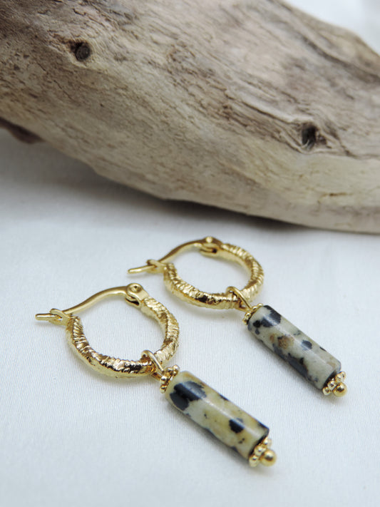 Boucles d'oreilles mini créoles en acier inoxydable doré et pierre naturelle jaspe dalmatien chic tendance et élégante